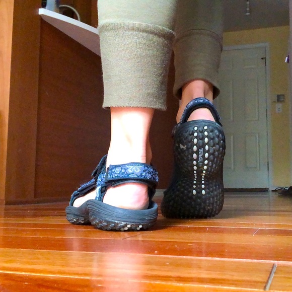 Teva Hurricane Sandals with Blue Hibiscus Straps - Picture 14 of 14